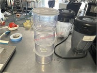 (4) ROUND CAMBRO CONTAINERS W/ LIDS