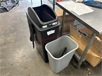 LOT - TRASH CANS - WORKING
