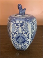 Vintage hand painted Chinese Blue and White ginger