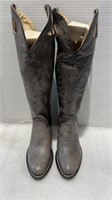Size 4B cowboy boot