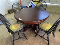 Round Table w/ Chairs