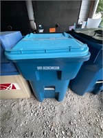 Large trashcan cracked lid