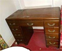 Knee hole desk. 5 drawers,