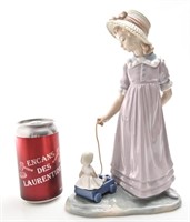 *Figurine en porcelaine Lladro, jeune fille avec