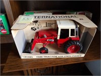 International tractor w/loader1586 1/16th NIB