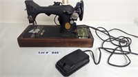 ANTIQUE SINGER SEWING MACHINE MODEL AJ608064 WITH