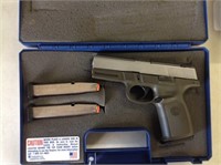 Smith & Wesson .40 Cal Pistol w/ Hard Case,3 Clips