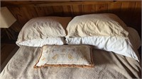 Full Size Bed w 5 pillows, bed sheet and blanket