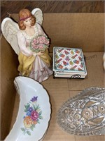Box of the assorted decorative items glassware