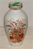 Imariware Japanese vase w/ gold trim and flowers