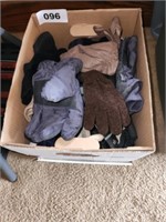 BOX OF WOMENS & MENS WINTER GLOVES