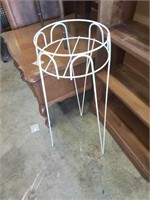 White wire works plant stand 29 inches tall