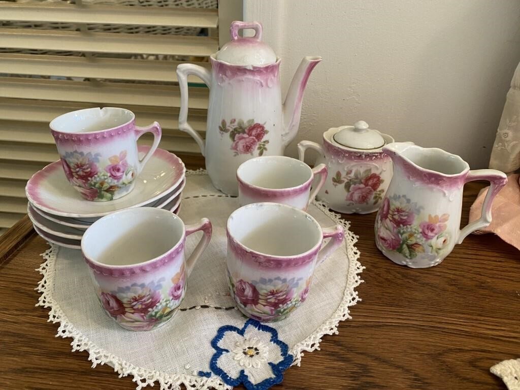 VINTAGE CHILDS TEA SET