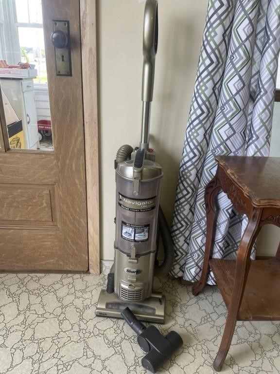 SHARK VAC