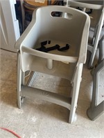 Grey Rubbermaid child seat, high chair