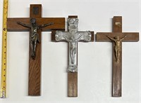 3 crucifix en bronze et bois