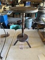 Three leg pedestal table