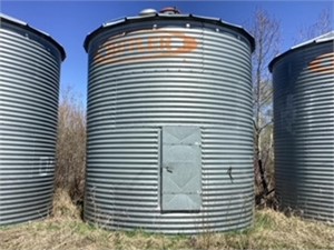 2000 bu Butler bin. Spoiled grain inside. No