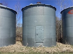 2000 bu Butler bin. Spoiled grain inside,