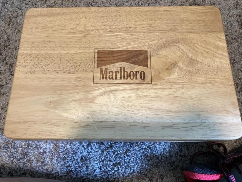 Wooden Marlboro Poker Set