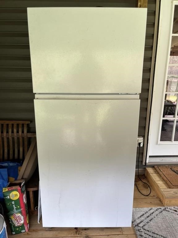 Hisense Refrigerator w/ Top Freezer