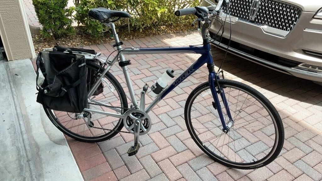 Trek 7300 mens  road bike w/. Saddle bags