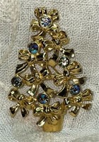 Vintage Avon Gold Tone Clear Crystals Christmas