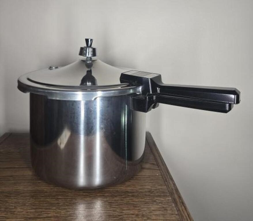 PRESTO PRESSURE COOKER