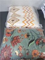 Lot of 2 newcomforters with pillow cases 1queen