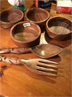 4 wooden bowls, fork & spoon