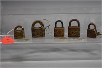 (6) Brass pin-tumbler padlock YALE W/ KEYS