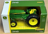 TOY JOHN DEERE NEW IN BOX DIECAST / 2440 / SHIPS