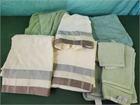 Assorted towels lot