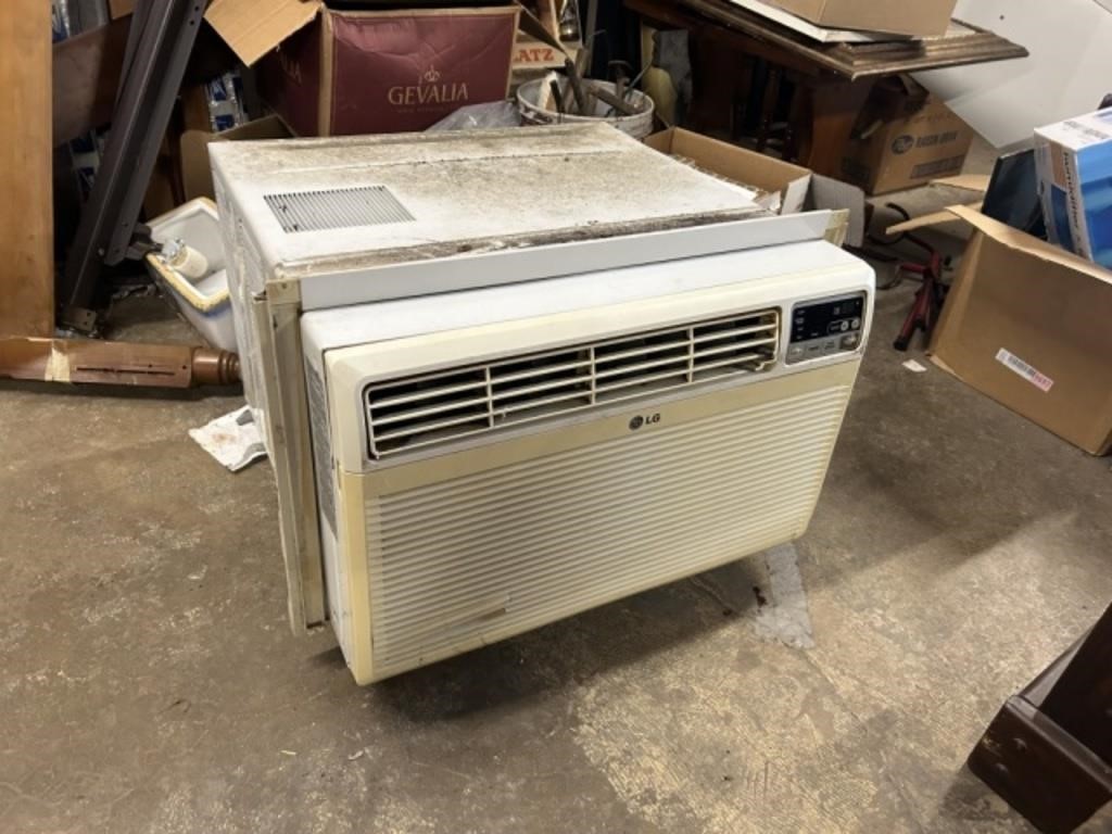 LARGE AIR CONDITIONER-WORKS