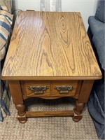 Oak end Table with drawer, Measures: 19"W x 27"D
