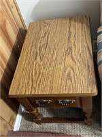 Oak end Table with drawer, Measures: 19"W x 27"D