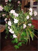 floral arrangement .