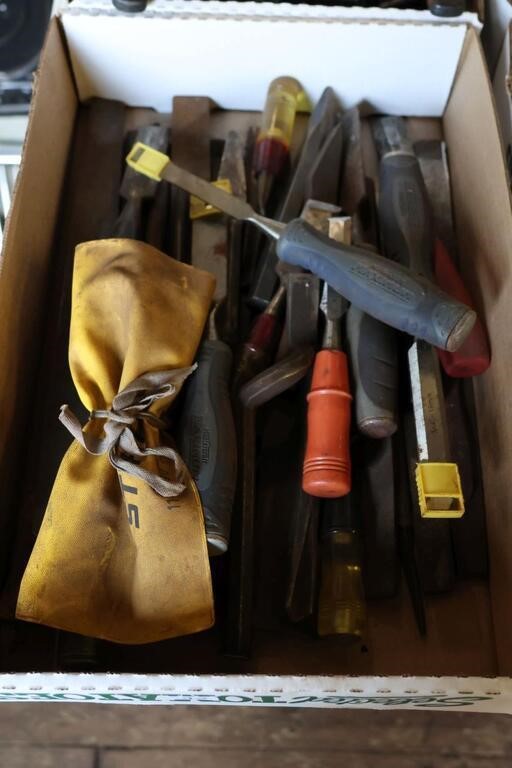 BOX OF ASSORTED CHISELS & FILES