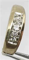 +/-0.15tcw diamond ring, 5 total stones, 14k