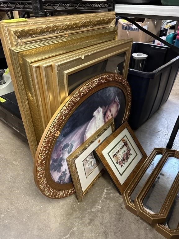 LARGE LOT OF MIXED FRAMED ART / MIRRORS