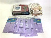 7 Plastic table Covers, Napkins, Paper Plates+