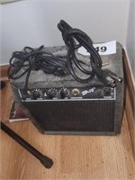 SP-10 GUITAR AMP W/ INPUT CABLE