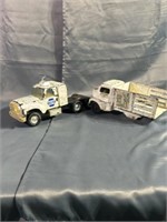 2 trucks. Green giant peas truck and Napa semi 1/1