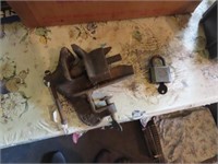 Small anvil bench vise & lock w/key.
