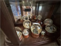 LOT OF SNOW GLOBES