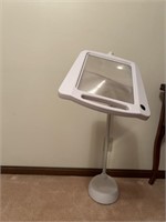 Battery operated magnifying light