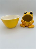 So Cute! Vintage Yellow Pyrex and Ceramic Frog