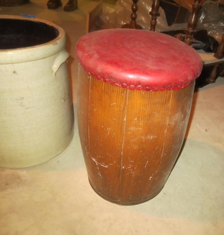 Nail keg with cushioned seat top
