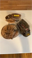 2 BASEBALL GLOVES AND CATCHER MIT