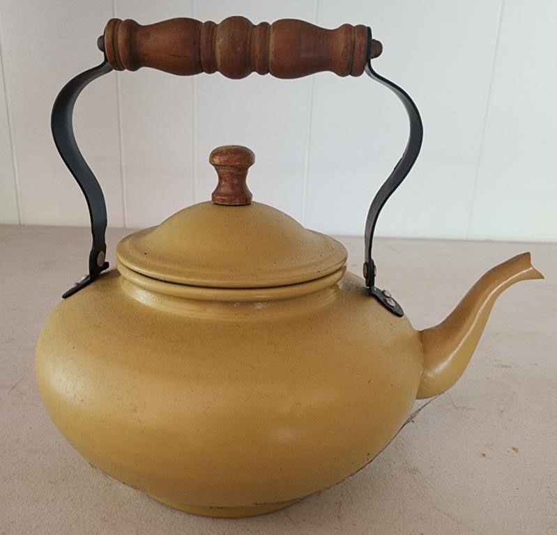 Vintage tin Teapot  8" tall